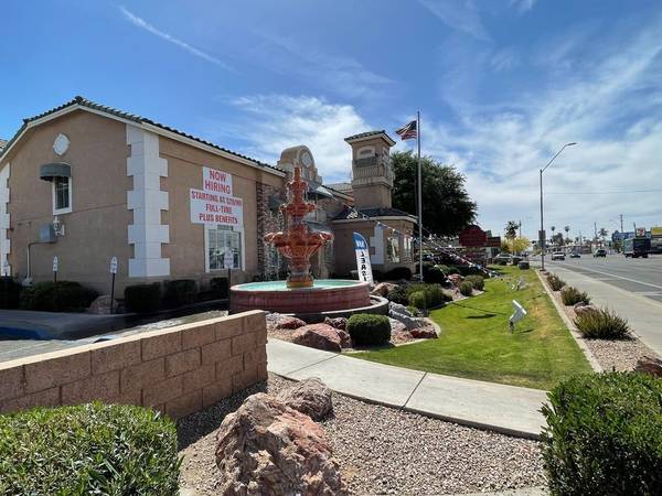 $279 / 1br - 440ft2 - FALL PRICES AS GOOD AS PUMPKIN PIE! CALL TODAY AND STOP BY! (611 W. INDIAN SCHOOL RD)64047539110915120
