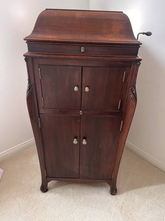Victor Victotrola Antique Phonograph Cabinet Record Player. 1