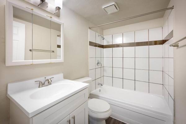 $1,350 / 2br - 860ft2 - Centro de lavandería en el lugar, aire acondicionado, pago de facturas en línea (Thornton)63849269875329123