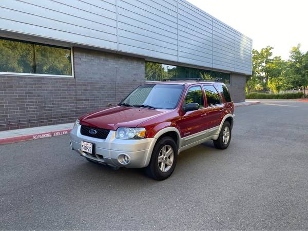 2005 Ford Escape Hybrid AWD 129k Millas Título Limpio Funciona Bien SMOGDONE - $4,950 (sacramento)63619385968385120