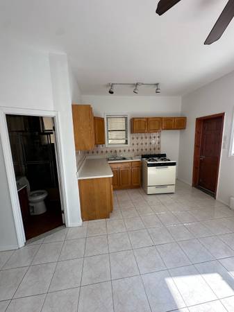 $2,000 / 1hab - 1200ft2 - Primer piso de una casa privada de dos familias (Bath Beach, Brooklyn)63689880833667124