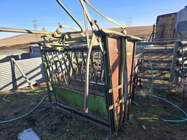 Powder river squeeze chute 1