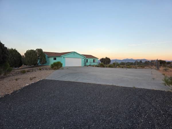 $1,600 / 2br - 1750ft2 - Rural property 25 miles East of (Kingman)63618564091521121