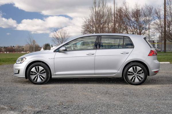 2016 Volkswagen E-Golf SE - $12,000 (Redmond)63482841025665121