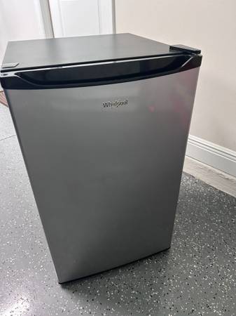 Whirlpool 4.3 cu ft Mini Fridge 1
