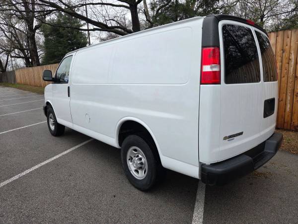 2021 Chevrolet Express 2500 - Photo 4
