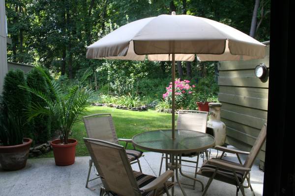 $1,950 / 2br - CASTLE HILL APTS. - 2BR TOWNHOUSE (Base of Mt. Tom) (Holyoke - Base of Mt. Tom)64017045905539123