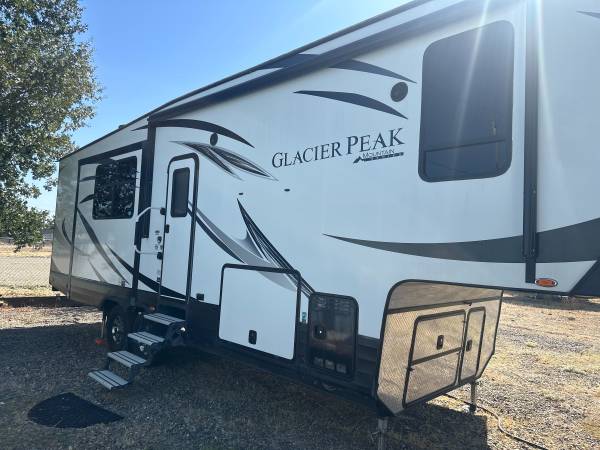 2017 Glacier Peak Mountain Series 32’ Fifth Wheel 1