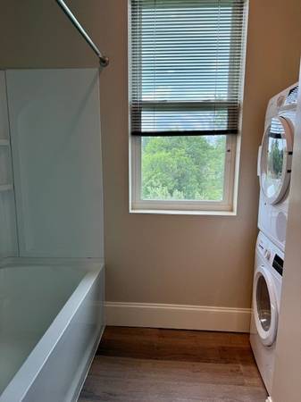 $2,075 / 2br - 962ft2 - Charming 2-Bedroom with a Private Outdoor Space! (Pawtucket)64002827449987123