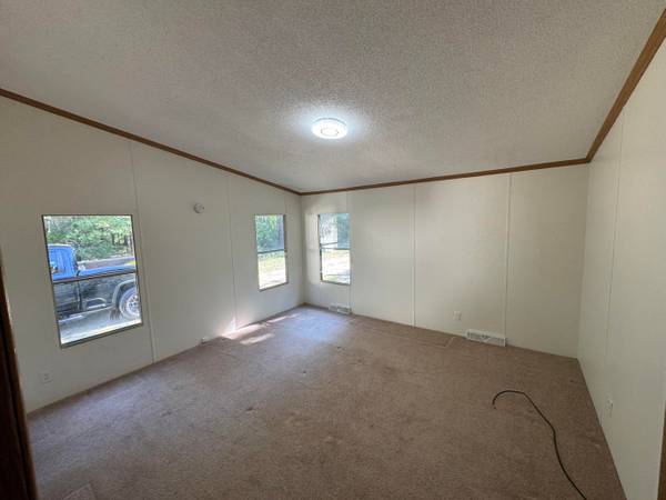$229,900 3-bed home on 2.5 acres with LAND CONTRACT TERMS AVAILABLE! (White Cloud, MI)63985938553603124