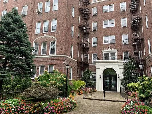 $265,000 / 550ft2 - Ocean Parkway Pre war    Extra Large STuDIO (Midwood, Ocean Pkwy)63661271655553120