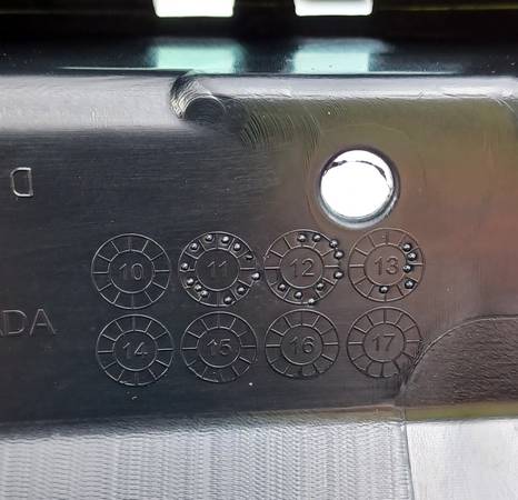 NEW Dodge Challenger grill LC22-156-AB 1