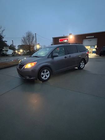 Furgoneta Toyota Sienna 2011 con tercera fila y TV/DVD - $5,999 (Peachtree Corners)63620223470849120