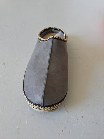 Deer Stags Men's Wherever Slipperooz Grey M size 16 - $20 (Lincoln Heights)63471470637315121