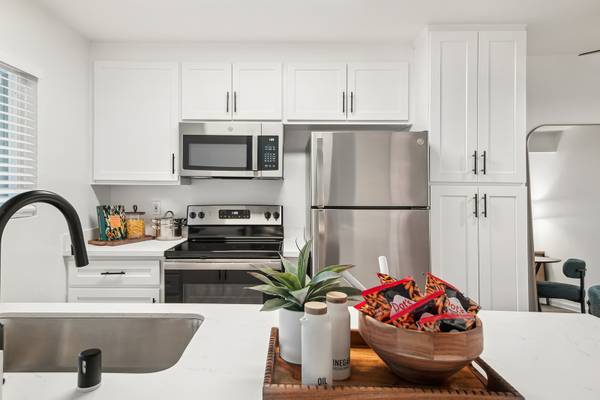 $2,585 / 1br - 756ft2 - Pet Friendly, Sparkling Pool, State-of-the-Art Fitness Center (300 Rolling Oaks Dr, Thousand Oaks, CA)63800711890817123