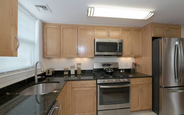 $3,240 / 1br - Casa adosada de 1 dormitorio y 1 baño en West Roxbury | Hancock Village (West Roxbury)63810087565187121