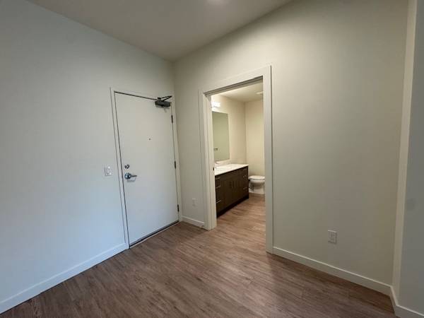 $2,396 / 1br - 663ft2 - S425: Live By The Waterfront! Top Floor Home with Juliet Balcony! (Everett)63929302772610123
