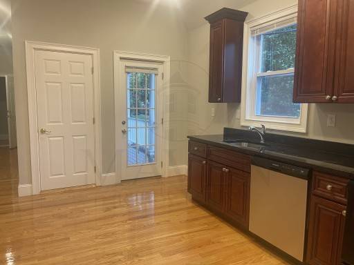 $1,250 / 5 habitaciones - Hermoso apartamento reformado en Somerville con baño privado (Somerville, Union Square, Green Line)63839291387393122