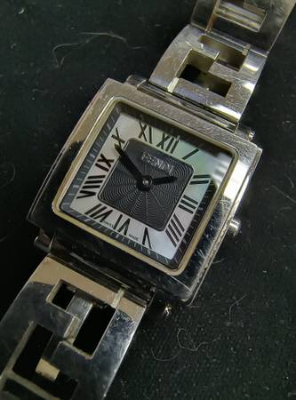 FENDI Authentic Ladies Wristwatch 1