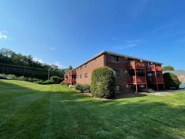 $1,650 / 1br - 600ft2 - One Bedroom - On Site Laundry- Off street parking- Dog Park! (90 Powers Street Milford)63656262249345122