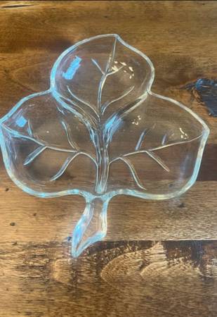 Leaf shaped glass dish 1