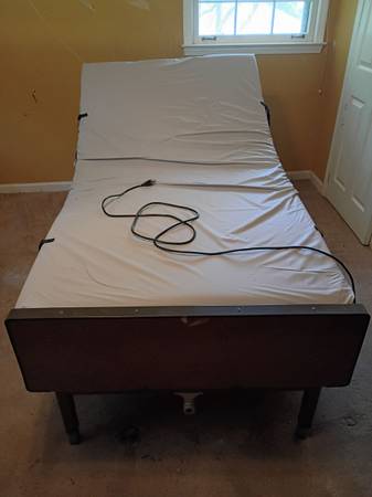 Hospital Bed ( Must pick up) 1