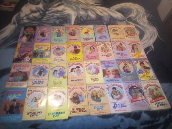 LOT OF 32 SWEET VALLEY HIGH (FRANCINE PASCAL) BOOKS 1