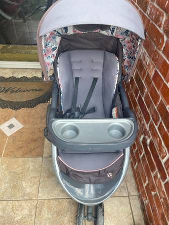 BABY TREND SQUEEZE TO FOLD STROLLER 1