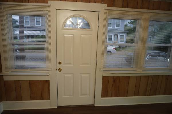 $1,800 / 3br - 1152ft2 - Casa SFD remodelada de 3 habitaciones y 2 baños con patio cercado y garaje de almacenamiento (Dundalk)63694965243649122