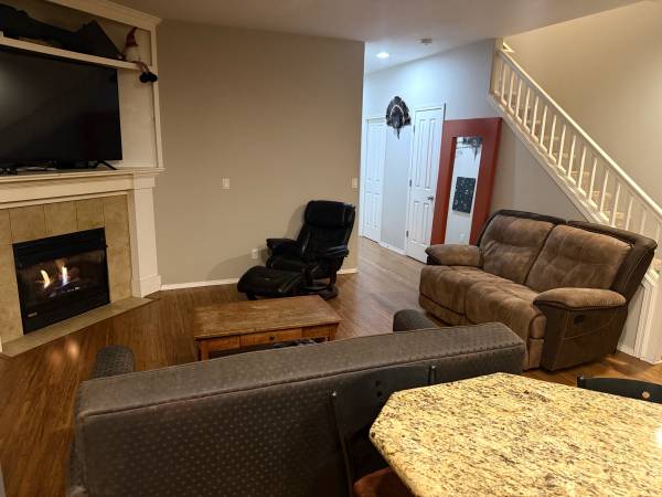 $950 / 1br - Quiet room in Canby - $950 all utilities + Wifi (Canby)63956354599810121