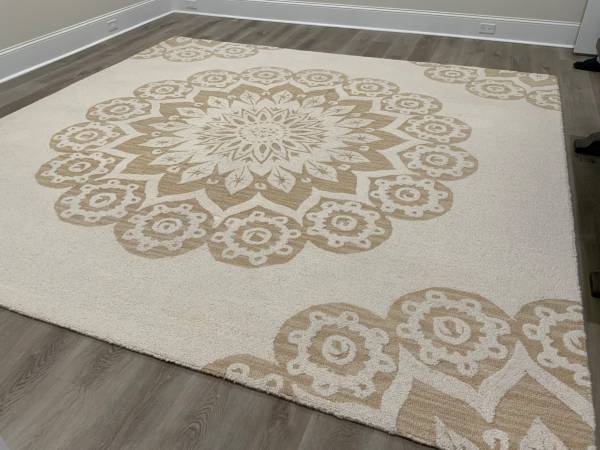 Safavieh Wool Rug.  Ivory/Beige.  Like new  10’ x 10’ - $300 (Gulfport)62974825105409122