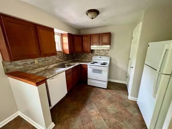 $1,425 / 3br - 1300ft2 - BALE MANOR! 3 BEDROOMS! It could be yours! (Penn Hills)64013373207299122