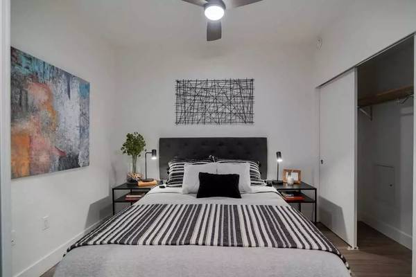 $2,615 / 1 hab - 695 pies² - Mejora tu estilo de vida: ¡Hermoso de 1 habitación! Infórmate sobre ofertas especiales de mudanza! (Seattle)63808059551233123