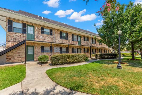 Spacious 2 bedroom w/ Extra Den Space & New Carpet 1