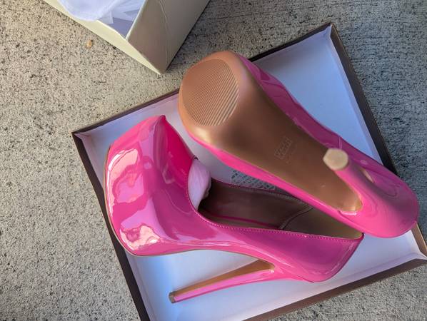 Brand new never worn Hot pink pleather high heel pump shoes size 8 1