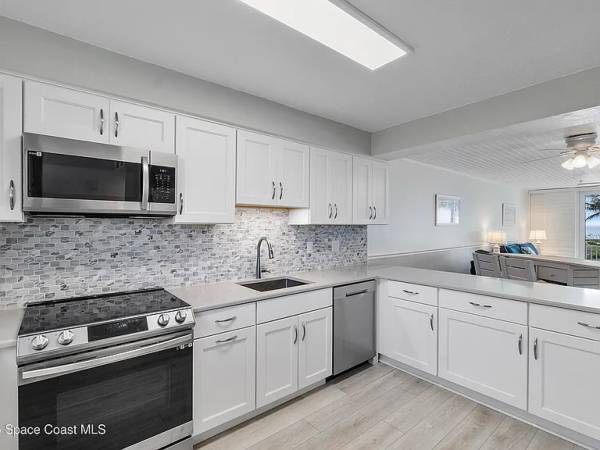 $90 / 2br - 1181ft2 - This beautifully renovated 2-bedroom, 2-bath condo offers direct (Cocoa Beach)63923417346818124
