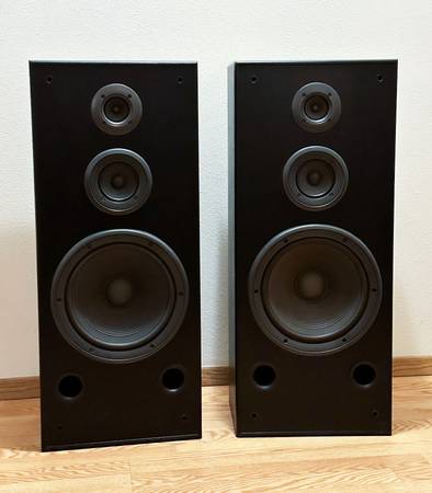 TECHNICS 3-WAY 8 OHM TOWER SPEAKERS WITH BASS REFLEX 1