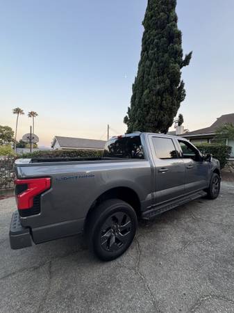 Ford Lightning Lariat 2023 con 23,000 km, casi sin uso - $49,800 (San Diego)63476435871617121