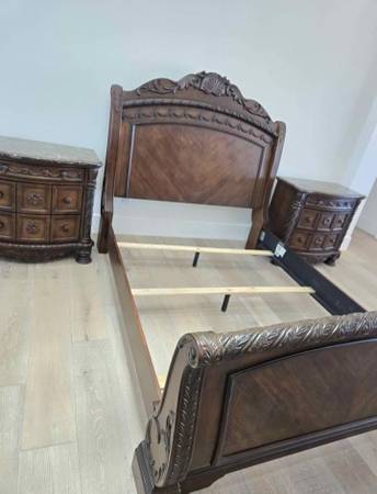Bedroom set, queen size 1