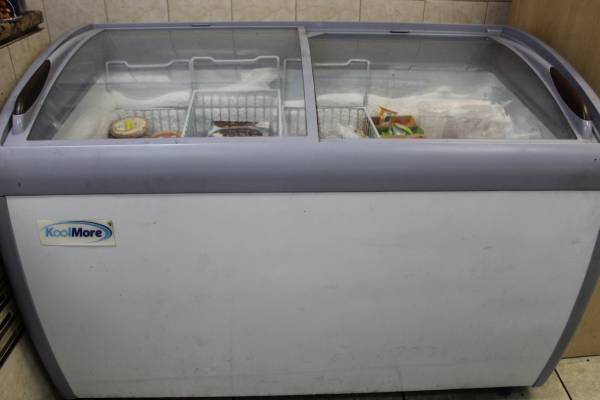 ice cream displayer 1