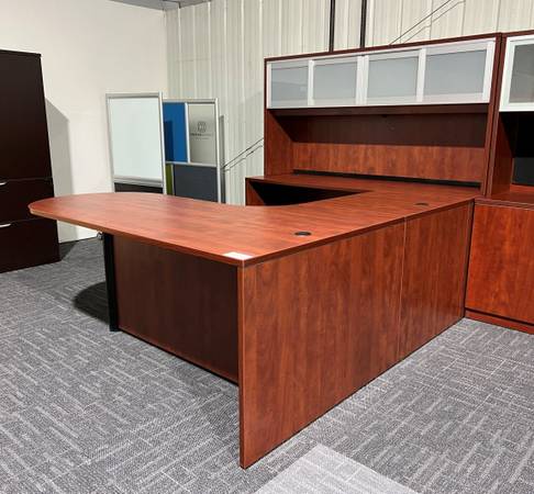 U-Shaped Peninsula Desk with Hutch 1
