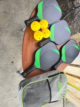 4-GRM PICKLE BALL PADDLES AND 4 balls with case 1