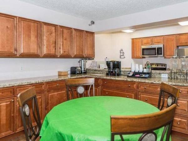 $1,099 / 1br - 684ft2 - Gorgeous 55+ Apartment-Clubhouse, Walk-In Closets, Apply Today! (Sun City)64025000128514122