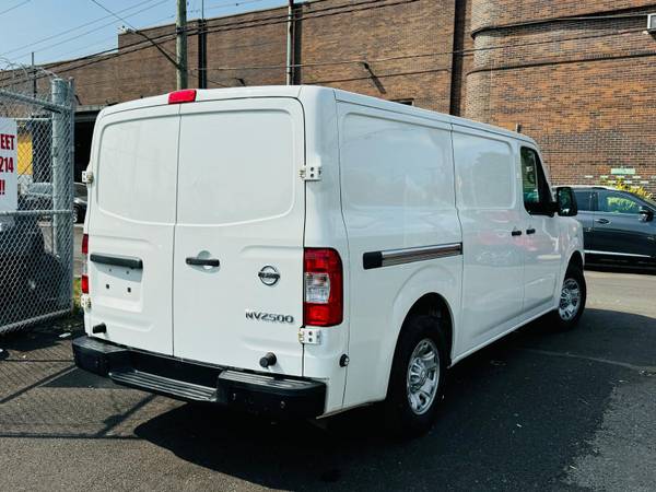 2019 Nissan NV 2500 HD SV de 2 dueños con estantes - $9,900 (Brooklyn)63654717423873123
