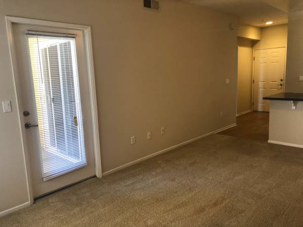 $2,674 / 1br - 717ft2 - Top floor 1x1 with reserved parking + In unit w/d (Long Beach)63840114881153124