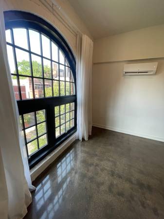 $2,023 / 1br - 1 Bedroom w/ Exposed Brick, Quartz Countertops, Gym & Pool! (West Loop)63959877631491121