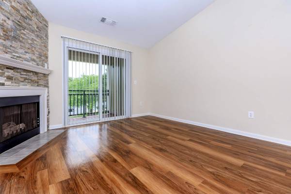 $1,840 / 1br - 546ft2 - Walk-in Closets, Breakfast Bar, On-site Maintenance (20300 River Ridge Terrace, Ashburn, VA)64040193313793123