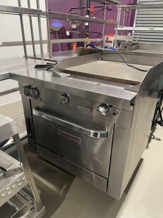 Southbend P36A-BGG 2 Burner 24' Griddle & Convection Oven - Like New! 1
