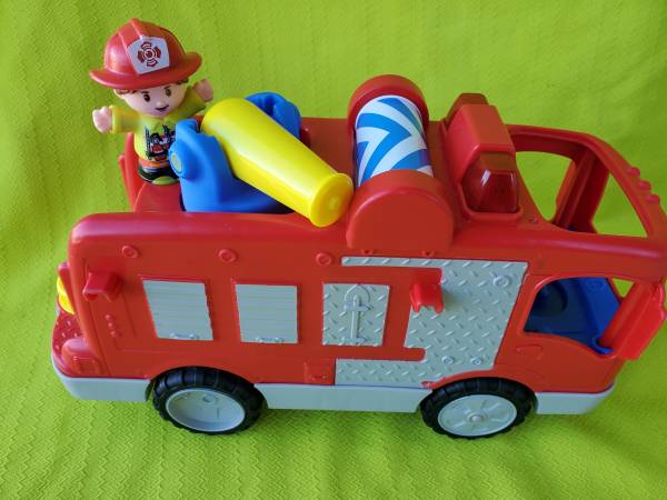 Fisher Price Little People, camión de bomberos de juguete para ayudar a los demás - $15 (Tacoma)63471421280385123