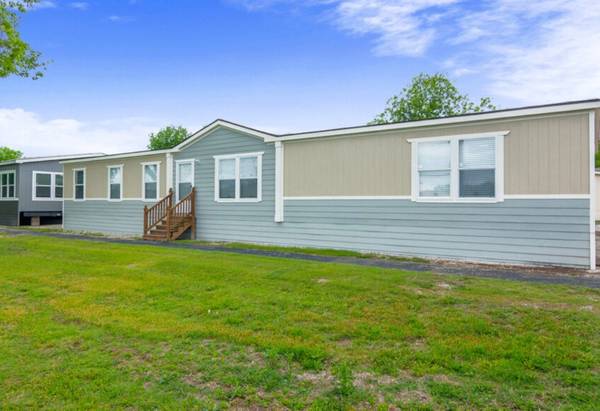 4 bedroom Enormous Doublewide Mobilehome in Willis 1